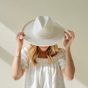 Camp The Label Women’s Aubrey Hat in White Ivory Size 59 cm (Adult XL)